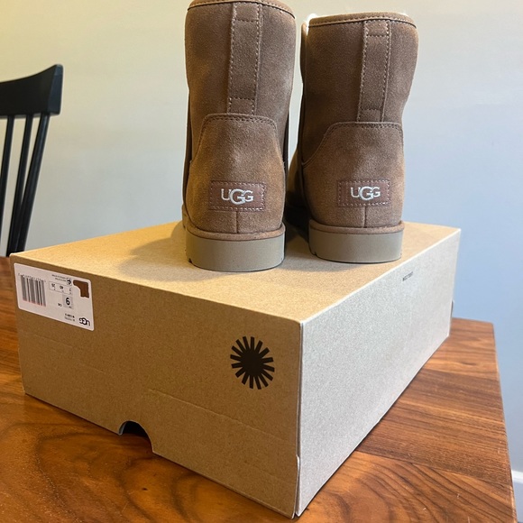 UGG Women's Classic Mini II Boot - Picture 6 of 7